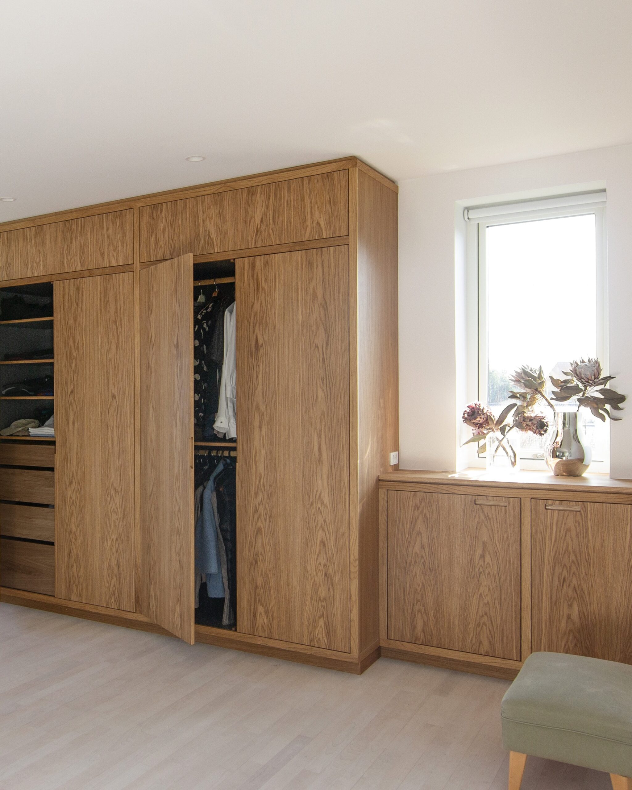 Stor garderobe med en åben låge håndlavet af egetræ i Nordsjælland