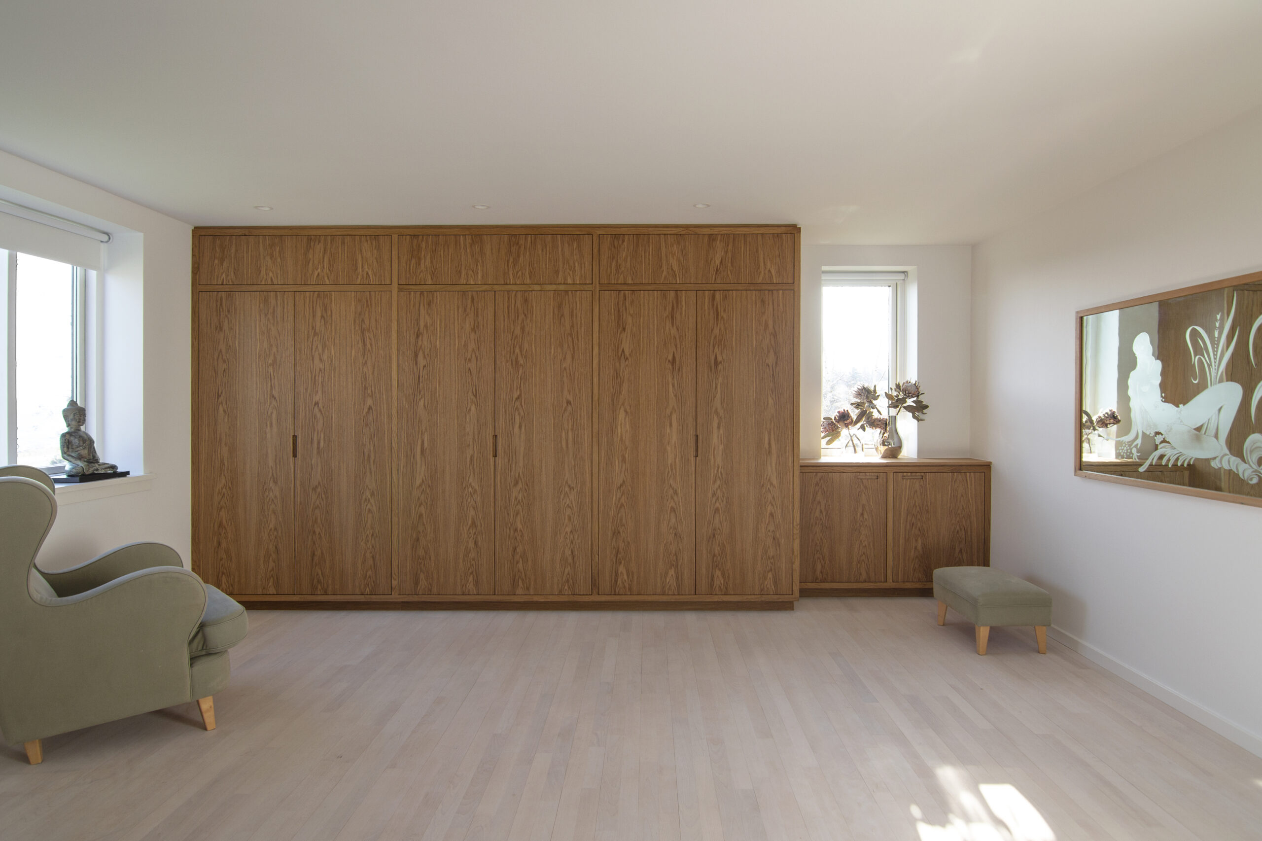 Stor garderobe håndlavet af egetræ i Nordsjælland